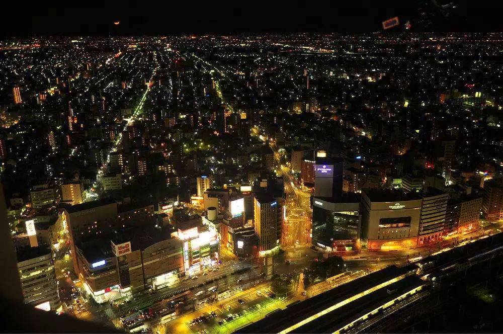 今夜，我同时打开了两个世界的窗，日本与纽约的夜景直播深度横评